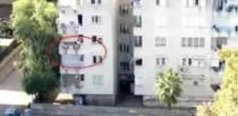 Antalya: Baskın yapılacağını anlayan kadın uyuşturucu poşetini balkondan aşağı böyle attı Antalya: Baskın yapılacağını anlayan kadın uyuşturucu poşetini balkondan aşağı böyle attı