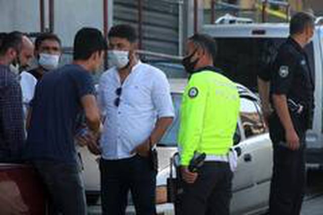 Bekçi, trafikte üzerine tüfekle yürüyen kişiyi vurarak durdurdu