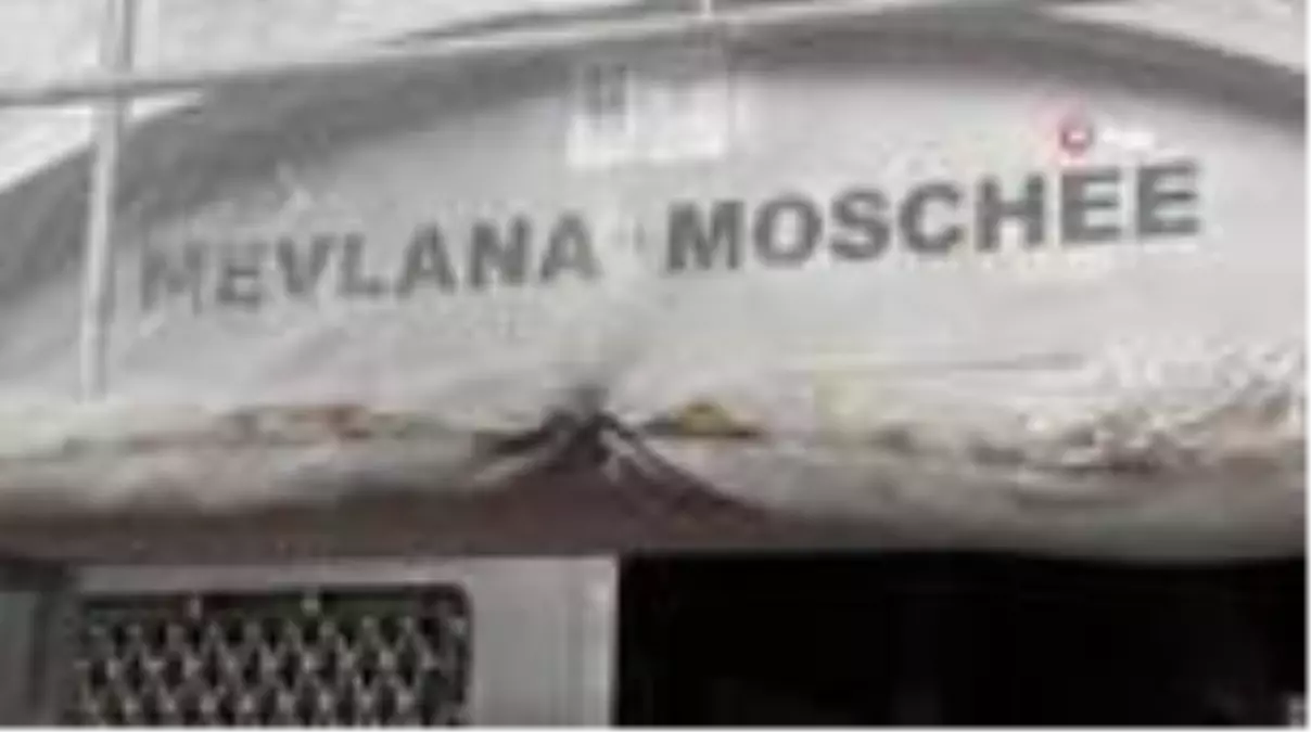 Berlin Büyükelçisi Aydın, polis tarafından baskın yapılan Mevlana Camisi'ni ziyaret etti