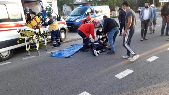 Burhaniye'de otomobil ile motosiklet çarpıştı motosiklet sürücüsü yaralandı