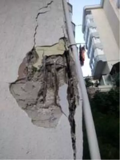 Bursa'da 3 ay önce boşaltılan 9 katlı apartman çöktü Bursa'da 3 ay önce boşaltılan 9 katlı apartman çöktü