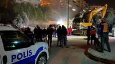 Bursa'da 3 ay önce boşaltılan 9 katlı apartman çöktü Bursa'da 3 ay önce boşaltılan 9 katlı apartman çöktü