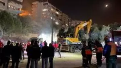 Bursa'da 3 ay önce boşaltılan 9 katlı apartman çöktü Bursa'da 3 ay önce boşaltılan 9 katlı apartman çöktü
