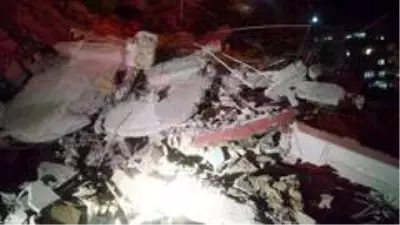 Bursa'da 3 ay önce boşaltılan 9 katlı apartman çöktü Bursa'da 3 ay önce boşaltılan 9 katlı apartman çöktü