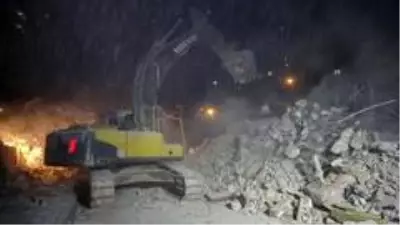 Bursa'da 3 ay önce boşaltılan 9 katlı apartman çöktü Bursa'da 3 ay önce boşaltılan 9 katlı apartman çöktü