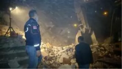 Bursa'da 3 ay önce boşaltılan 9 katlı apartman çöktü Bursa'da 3 ay önce boşaltılan 9 katlı apartman çöktü