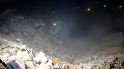 Bursa'da 3 ay önce boşaltılan 9 katlı apartman çöktü Bursa'da 3 ay önce boşaltılan 9 katlı apartman çöktü