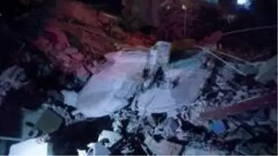Bursa'da 3 ay önce boşaltılan 9 katlı apartman çöktü Bursa'da 3 ay önce boşaltılan 9 katlı apartman çöktü