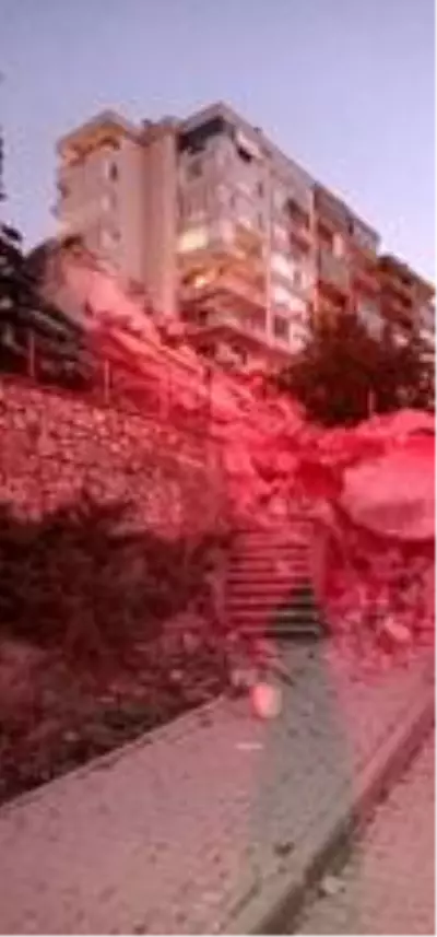 Bursa'da 3 ay önce boşaltılan 9 katlı apartman çöktü Bursa'da 3 ay önce boşaltılan 9 katlı apartman çöktü