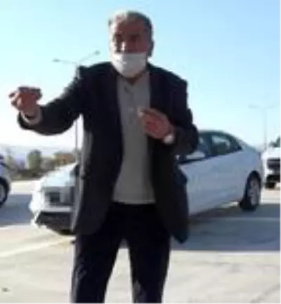 Eşi için aldığı cipin hasar kayıtlı olduğunu öğrenince gözü döndü, aracı bayi önünde yakmaya kalktı Eşi için aldığı cipin hasar kayıtlı olduğunu öğrenince gözü döndü, aracı bayi önünde yakmaya kalktı