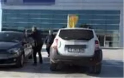 Eşi için aldığı cipin hasar kayıtlı olduğunu öğrenince gözü döndü, aracı bayi önünde yakmaya kalktı Eşi için aldığı cipin hasar kayıtlı olduğunu öğrenince gözü döndü, aracı bayi önünde yakmaya kalktı