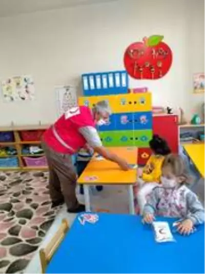 Çocuklar çikolata ve maske ile sevindirildi Çocuklar çikolata ve maske ile sevindirildi