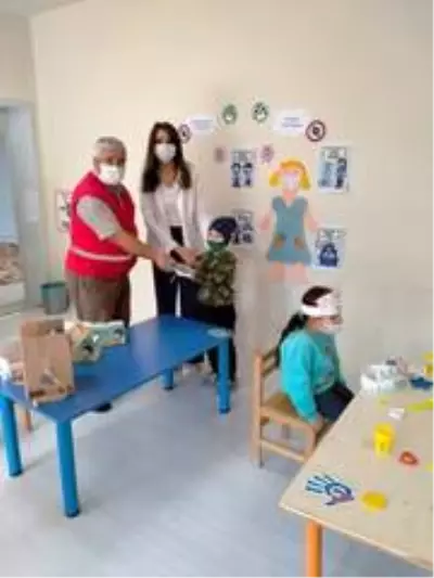 Çocuklar çikolata ve maske ile sevindirildi Çocuklar çikolata ve maske ile sevindirildi