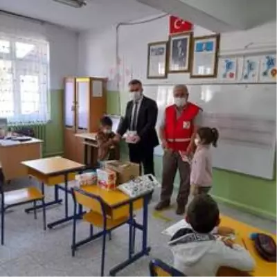 Çocuklar çikolata ve maske ile sevindirildi Çocuklar çikolata ve maske ile sevindirildi