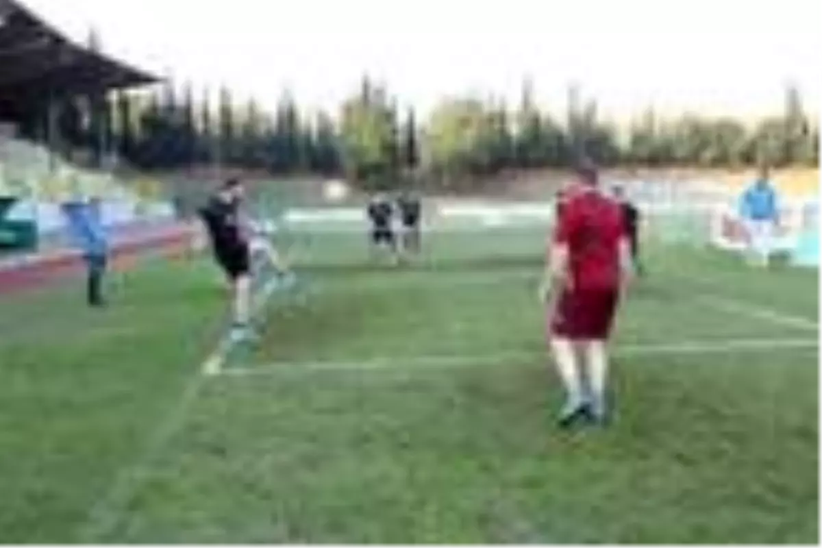 Darıca'da sosyal mesafeli ayak tenisi turnuvasının finali yapıldı