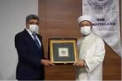 Ali Erbaş: 'İyiliğin de huzurun da teminatı olmamız gerekiyor' Ali Erbaş: 'İyiliğin de huzurun da teminatı olmamız gerekiyor'