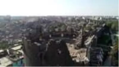 Diyarbakır'da gecekonduların yıkılmasıyla kitabe ve nişler ortaya çıktı Diyarbakır'da gecekonduların yıkılmasıyla kitabe ve nişler ortaya çıktı