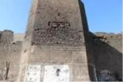 Diyarbakır'da gecekonduların yıkılmasıyla kitabe ve nişler ortaya çıktı Diyarbakır'da gecekonduların yıkılmasıyla kitabe ve nişler ortaya çıktı