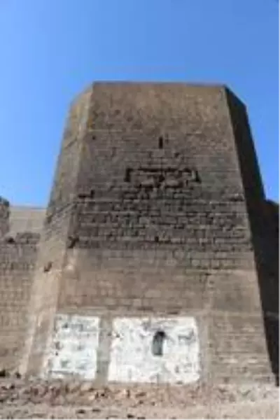 Diyarbakır'da gecekonduların yıkılmasıyla kitabe ve nişler ortaya çıktı Diyarbakır'da gecekonduların yıkılmasıyla kitabe ve nişler ortaya çıktı