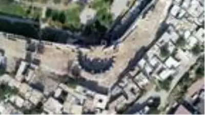 Diyarbakır'da gecekonduların yıkılmasıyla kitabe ve nişler ortaya çıktı Diyarbakır'da gecekonduların yıkılmasıyla kitabe ve nişler ortaya çıktı