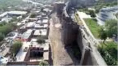 Diyarbakır'da gecekonduların yıkılmasıyla kitabe ve nişler ortaya çıktı Diyarbakır'da gecekonduların yıkılmasıyla kitabe ve nişler ortaya çıktı
