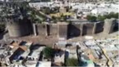 Diyarbakır'da gecekonduların yıkılmasıyla kitabe ve nişler ortaya çıktı Diyarbakır'da gecekonduların yıkılmasıyla kitabe ve nişler ortaya çıktı