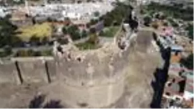 Diyarbakır'da gecekonduların yıkılmasıyla kitabe ve nişler ortaya çıktı Diyarbakır'da gecekonduların yıkılmasıyla kitabe ve nişler ortaya çıktı