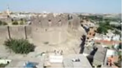 Diyarbakır'da gecekonduların yıkılmasıyla kitabe ve nişler ortaya çıktı Diyarbakır'da gecekonduların yıkılmasıyla kitabe ve nişler ortaya çıktı