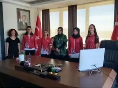 Dürdane Beyoğlu kadın milli sporcularla buluştu Dürdane Beyoğlu kadın milli sporcularla buluştu