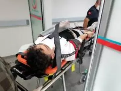 Duvarda denge yürüyüşü yapan çocuk düşerek yaralandı Duvarda denge yürüyüşü yapan çocuk düşerek yaralandı