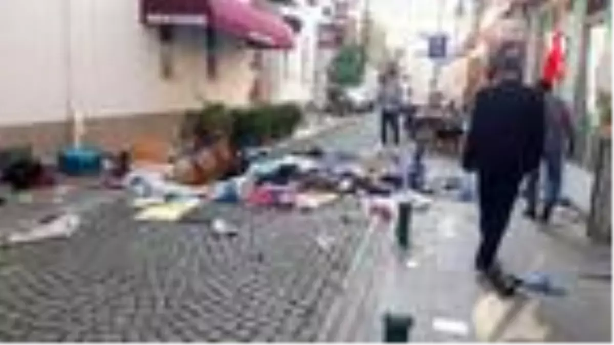 Evdeki eşyaları pencereden sokağa attı