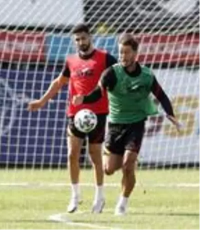 Galatasaray'da Feghouli ve Linnes Erzurumspor maçı kadrosunda yok Galatasaray'da Feghouli ve Linnes Erzurumspor maçı kadrosunda yok