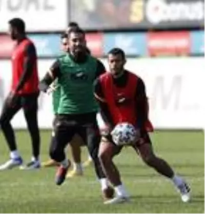 Galatasaray'da Feghouli ve Linnes Erzurumspor maçı kadrosunda yok Galatasaray'da Feghouli ve Linnes Erzurumspor maçı kadrosunda yok