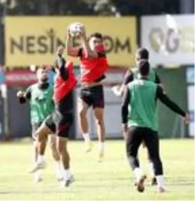 Galatasaray'da Feghouli ve Linnes Erzurumspor maçı kadrosunda yok Galatasaray'da Feghouli ve Linnes Erzurumspor maçı kadrosunda yok