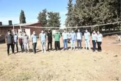 İnşa ettikleri voleybol sahasında ilk maçı mahalleliyle oynadılar İnşa ettikleri voleybol sahasında ilk maçı mahalleliyle oynadılar