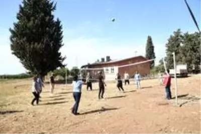İnşa ettikleri voleybol sahasında ilk maçı mahalleliyle oynadılar İnşa ettikleri voleybol sahasında ilk maçı mahalleliyle oynadılar