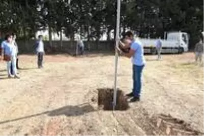 İnşa ettikleri voleybol sahasında ilk maçı mahalleliyle oynadılar İnşa ettikleri voleybol sahasında ilk maçı mahalleliyle oynadılar