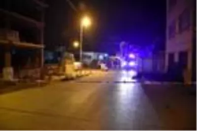 İnşaat çatısında intihara kalkıştı, polis engelledi İnşaat çatısında intihara kalkıştı, polis engelledi
