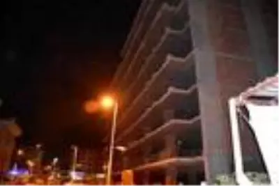 İnşaat çatısında intihara kalkıştı, polis engelledi İnşaat çatısında intihara kalkıştı, polis engelledi