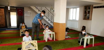 Muş'ta bir imam evinde internet olmayan öğrenciler için camiyi sınıfa çevirdi