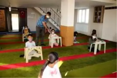 Muş bir imam evinde internet olmayan öğrenciler için camiyi sınıfa çevirdi