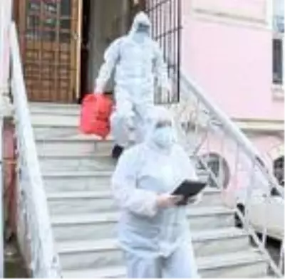 İstanbul'daki filyasyon ekipleri anlattı: Aşure dağıtan bir teyze, 18 kişilik apartmanın izolasyona alınmasına neden oldu İstanbul'daki filyasyon ekipleri anlattı: Aşure dağıtan bir teyze, 18 kişilik apartmanın izolasyona alınmasına neden oldu