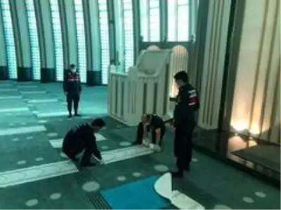 Jandarmadan İstanbul Havalimanı Camii'nde korona virüs denetimi Jandarmadan İstanbul Havalimanı Camii'nde korona virüs denetimi