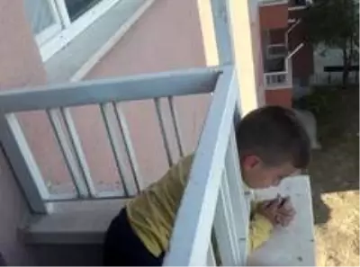 Kafası balkon korkuluklarına sıkışan çocuğu itfaiye kurtardı Kafası balkon korkuluklarına sıkışan çocuğu itfaiye kurtardı