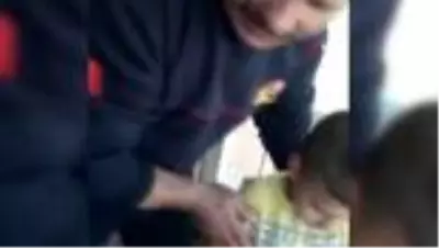 Kafası balkon korkuluklarına sıkışan çocuğu itfaiye kurtardı Kafası balkon korkuluklarına sıkışan çocuğu itfaiye kurtardı