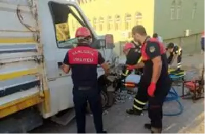 Kamyon ile minibüs çarpıştı: 2 yaralı Kamyon ile minibüs çarpıştı: 2 yaralı