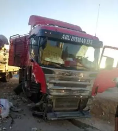 Kamyon ile minibüs çarpıştı: 2 yaralı Kamyon ile minibüs çarpıştı: 2 yaralı