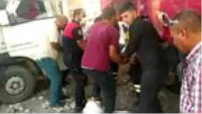 Kamyon ile minibüs çarpıştı: 2 yaralı Kamyon ile minibüs çarpıştı: 2 yaralı