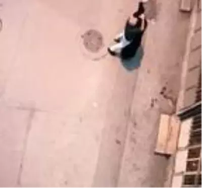 Kendisini aldatan kocası tarafından sokak ortasında darbedildi Kendisini aldatan kocası tarafından sokak ortasında darbedildi