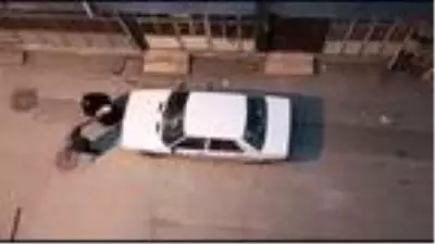 Kendisini aldatan kocası tarafından sokak ortasında darbedildi Kendisini aldatan kocası tarafından sokak ortasında darbedildi